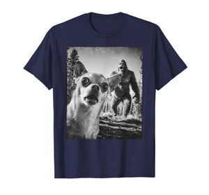 Funny Chihuahua Selfie with Bigfoot Sasquatch Cryptid Humor T-Shirt