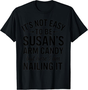 It is Not Easy to Be Susan' s Arm Candy, Funny Susan Humor T-Shirt - T-Shirt | Black