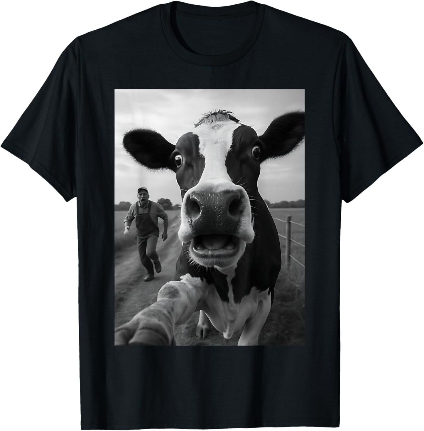Cow Running Away from Farmer Humor Country Funny Cow Selfie T-Shirt - T-Shirt | Black